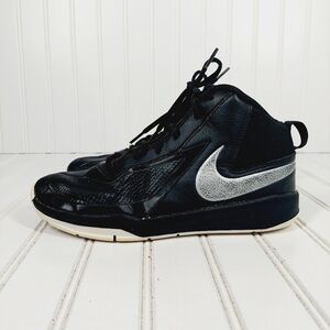 Nike Team Hustle D 7 Youth Basketball Shoe B304
